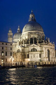 Santa Maria basiliek in Venetie, Italie bij nacht