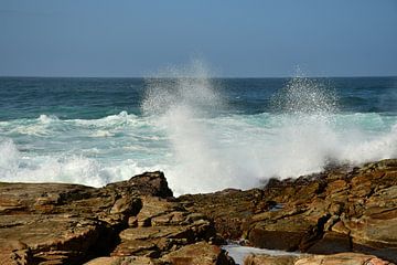 Opspattend water bij rotsen aan de kust Zuid Afrika van Truus Hagen