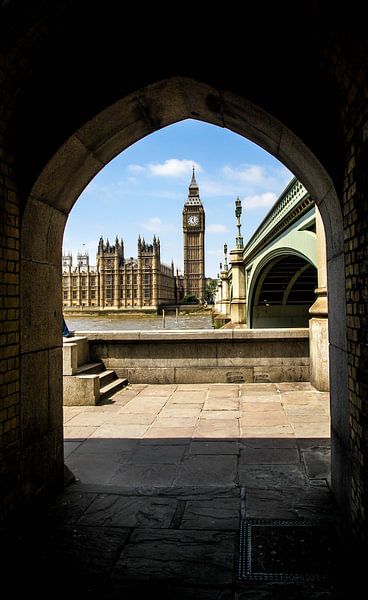 London by Hello Pompoyo