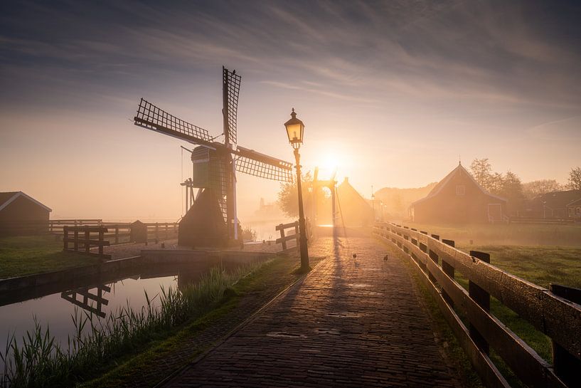 Nebliger Sonnenaufgang Zaanse Schans von Albert Dros