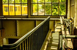 Gelbe U-Bahn hinter Fenstern – Station, Licht & Schatten
