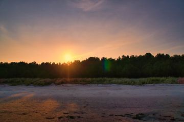 Uitzicht vanaf de Baltische Zee naar het strand op Usedom met zonsondergang achter het bos van Martin Köbsch