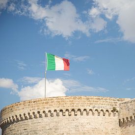 Italian flag on top of a castle wall by Esther esbes - kleurrijke reisfotografie