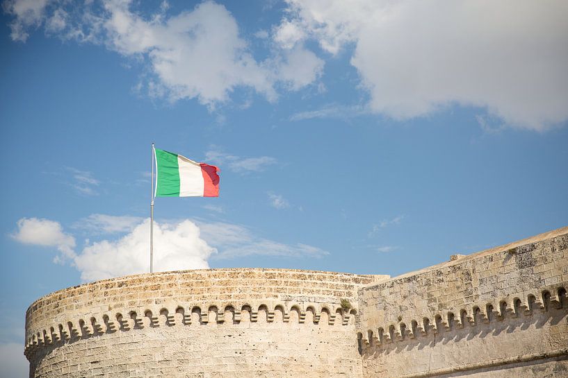 Italian flag on top of a castle wall by Esther esbes - kleurrijke reisfotografie