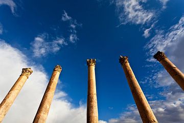 Vijf pilaren op een rij aan de Cardo Maximus straat in de oude Romeinse stad Jerash in Jordanie, gez van WorldWidePhotoWeb