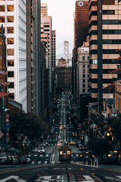 Cable Car San Francisco met Bay Bridge in de achtergrond | cityscape art print van Elise van Gils