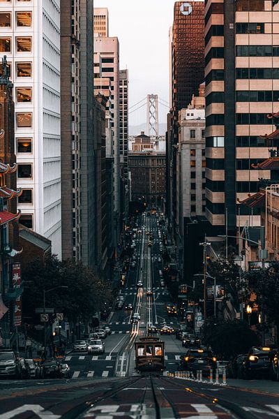 Cable Car San Francisco met Bay Bridge in de achtergrond | cityscape art print van Elise van Gils