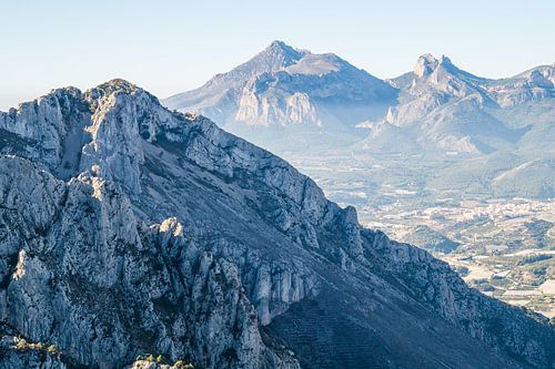 Blauw berglandschap met Puig Campana