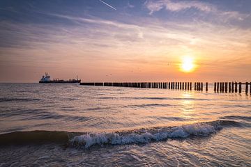 Schip passeert de kust van Westkapelle tijdens zonsondergang van MSP Canvas