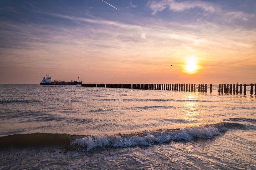 Schip passeert de kust van Westkapelle tijdens zonsondergang van MSP Canvas