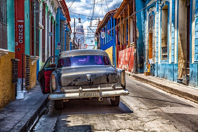 Oldtimer classic car in Cuba in het centrum van Havana. One2expose Wout kok Photography.  van Wout Kok