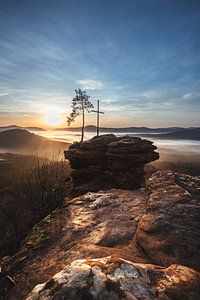 Des rochers loin de la croix du sommet au lever du soleil sur Fotos by Jan Wehnert