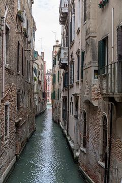Smal kanaal in Venetië van Albert Mendelewski