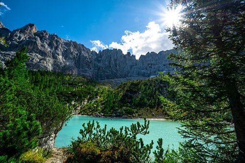 Lago del Sorapiss met zijn turquoise water en zijn prachtige natuurlijke omgeving