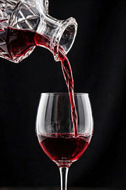 Rotwein ins Glas einschenken von Matthias Hauser