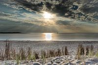Zonsondergang boven het Brouwersdam in Zeeland op een mooie avond met 