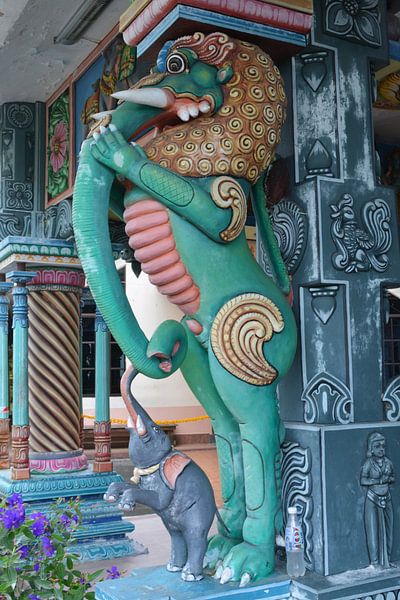 Statue d'un éléphant et d'une créature mythique dans un temple hindou sur la colline de Penang par Minimalistic Travel Photography by.Rieneke