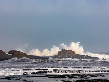 Meeresbrandung an der Küste von Essaouira von Guido Rooseleer