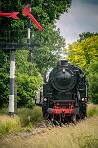 Eine Dampflokomotive fährt durch die Landschaft