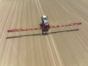 Sprühgerät für landwirtschaftliche Nutzpflanzen auf einem Feld von oben gesehen