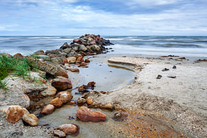 Wellenbrecher am Säby Strand in Dänemark