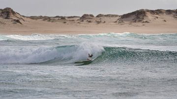 Surfer valt in een golf in Portugal op de Atlantische Oceaan van Jonas Weinitschke