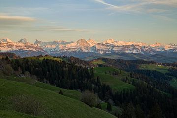 Vom Emmental in die Berner Alpen beim Sonnenuntergang