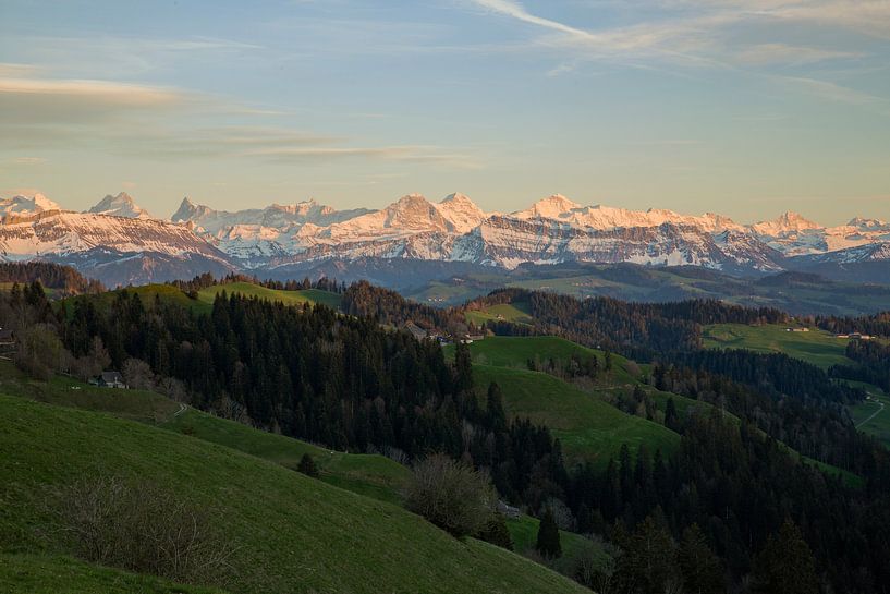 Vom Emmental in die Berner Alpen beim Sonnenuntergang von Martin Steiner