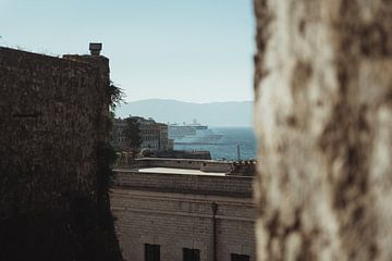 Doorkijkje vanaf de Oude Vestig in Corfu Stad | Reisfotografie fine art foto print | Griekenland, Eu van Sanne Dost