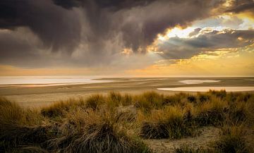 Strand en duinen Maasvlakte zonsondergang van Marjolein van Middelkoop