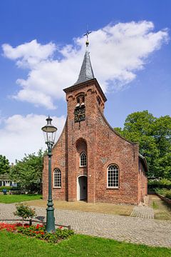 De mooie Hasselt kapel met een groene lantaarn voor van Tony Vingerhoets