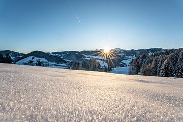 ijzige zonsopgang in Oberstaufen met uitzicht op Hochgrat, Staufen en Steibis van Leo Schindzielorz