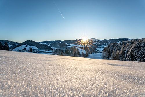 ijzige zonsopgang in Oberstaufen met uitzicht op Hochgrat, Staufen en Steibis