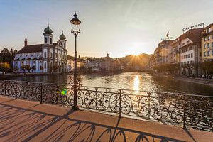 Oude stad van Luzern bij zonsondergang van Werner Dieterich