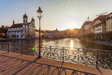 Oude stad van Luzern bij zonsondergang