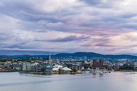 Blick über den Oslofjord auf das Rathaus in Oslo, Norwegen von Rico Ködder