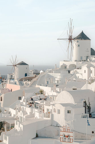 Blick auf die Windmühlen in Oia, Santorin | Reisefotografie Druck