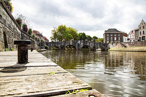 De Maria Theresia brug (Roermond) in het herfstzonnetje (kleur)