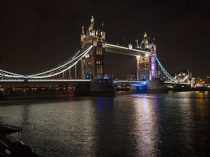 Londen Tower Bridge by night von Atelier Liesjes