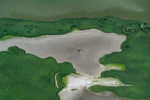 Luftaufnahme Naturschutzgebiet Kontrast grau und grün von aerovista luchtfotografie