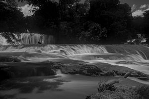 Cascade convertie en noir et blanc.