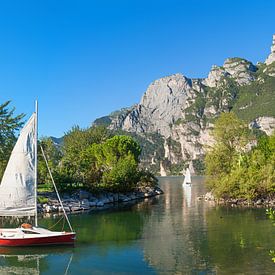 Bucht mit Segelboot, Riva del Garda am Gardasee von SusaZoom