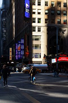 New York: Sunlight on Times Square van Shaquille Maarschalkerweerd