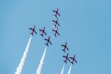 Red Arrows climbing under a clear blue sky von Wim Stolwerk