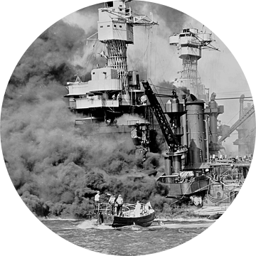 Een kleine boot redt zeelieden van 31800 ton USS West Virginia te Pearl Harbor, 7 Dec, 1941 van Atelier Liesjes