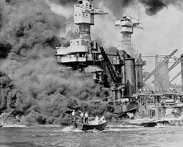 Een kleine boot redt zeelieden van 31800 ton USS West Virginia te Pearl Harbor, 7 Dec, 1941 van Atelier Liesjes