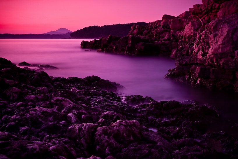 Rotsachtige baai na zonsondergang par Jesse Meijers