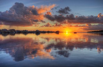 Farbenfroher Aufgang der Sonne
