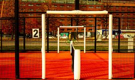 Roter Padelplatz & Radfahrer – Urbane Sport-Geometrie von Toaster Studio – Kreative Fotografie