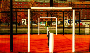 Roter Padelplatz & Radfahrer – Urbane Sport-Geometrie